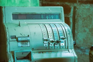 Old cash register with number keys and a price display